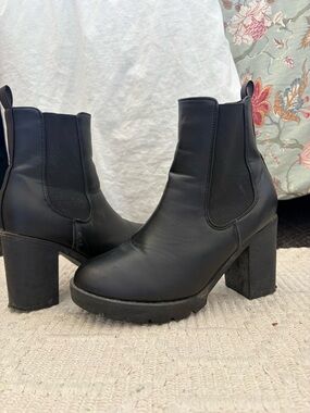 Black Chunky-Heel Chelsea Boots - Women's Fashion Boot